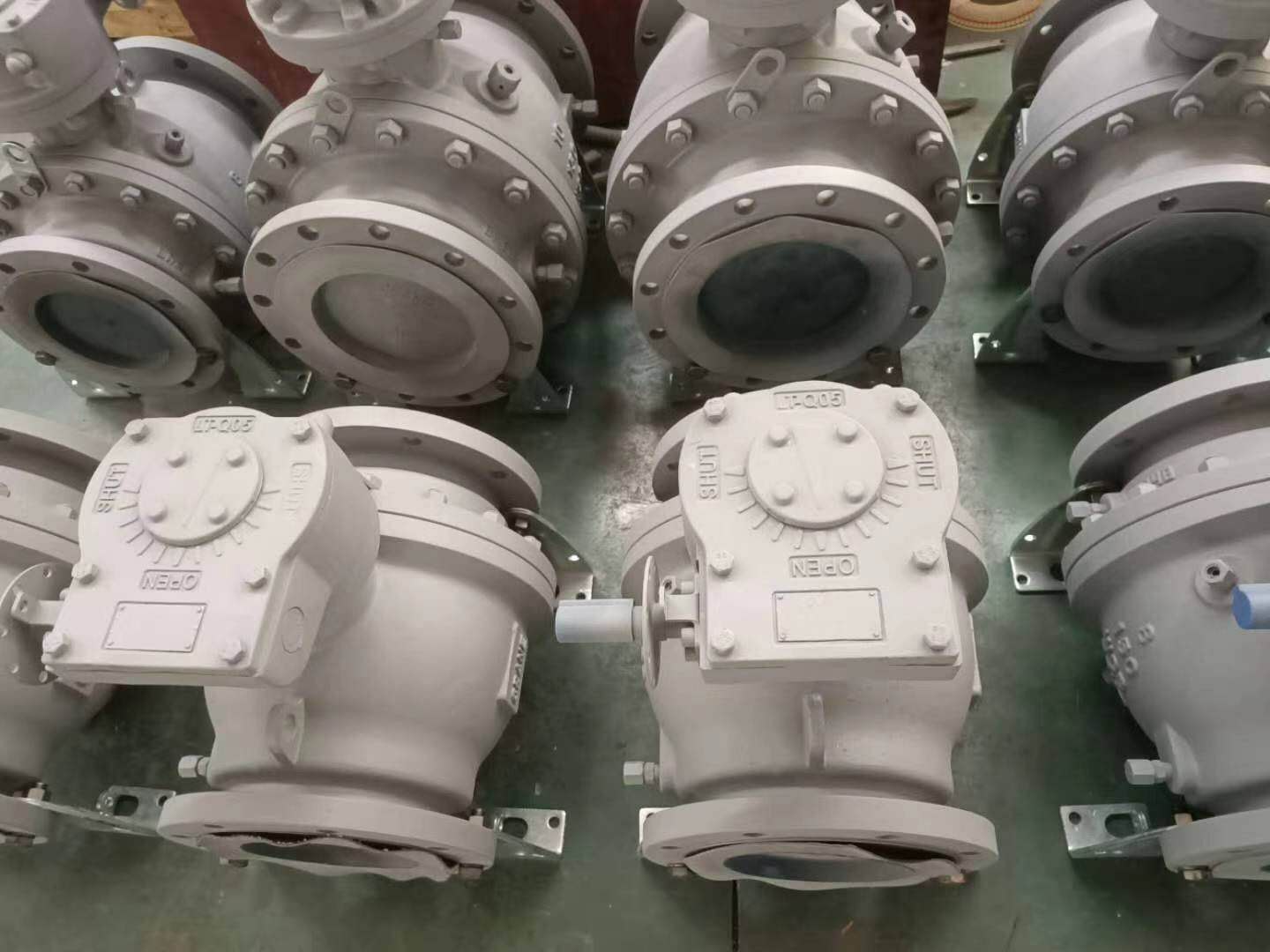 V&aacute;lvula de esfera montada em munh&atilde;o de flange de 2 pe&ccedil;as WCB de a&ccedil;o carbono API6D com opera&ccedil;&atilde;o de sem-fim